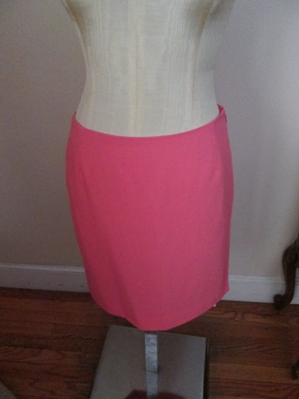 GIANNI VERSACE 100% wool coral pencil lined skirt - Made in Italy.